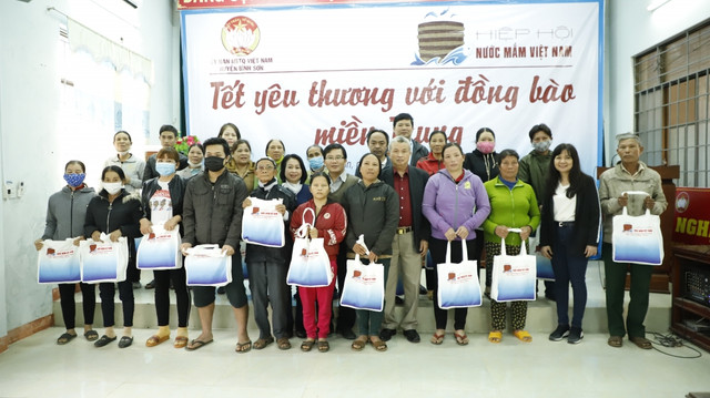 Đoàn Hiệp hội Nước mắm Việt Nam mang Tết yêu thương đến bà con tỉnh Quảng Ngãi - Hình 4 Doan Hiep hoi Nuoc mam Viet Nam mang Tet yeu thuong den ba con tinh Quang Ngai-Hinh-4