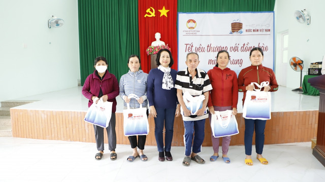Đoàn Hiệp hội Nước mắm Việt Nam mang Tết yêu thương đến bà con tỉnh Quảng Ngãi - Hình 2 Doan Hiep hoi Nuoc mam Viet Nam mang Tet yeu thuong den ba con tinh Quang Ngai-Hinh-2