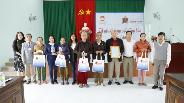 Đoàn Hiệp hội Nước mắm Việt Nam mang Tết yêu thương đến bà con tỉnh Quảng Ngãi - Hình 3 Doan Hiep hoi Nuoc mam Viet Nam mang Tet yeu thuong den ba con tinh Quang Ngai-Hinh-3
