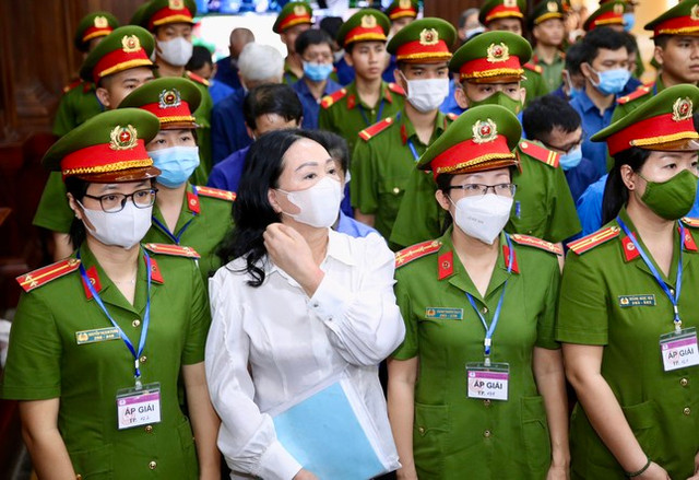 Hình ảnh Trương Huệ Vân, Trương Mỹ Lan tại tòa sáng nay Hinh anh Truong Hue Van, Truong My Lan tai toa sang nay