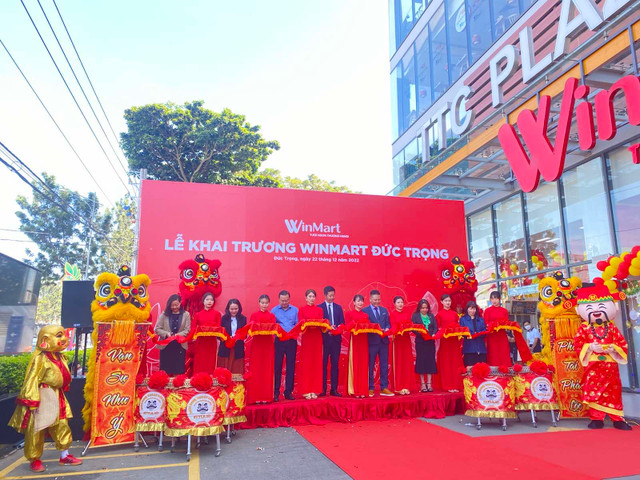 WinMart khai truong sieu thi thu 130, “tung” khuyen mai lon don song tieu dung cuoi nam-Hinh-2
