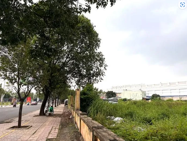 Khu đất đối diện Công viên B5 được đề xuất làm công viên hoặc bãi đỗ xe. Ảnh: Nguyễn Tuấn.