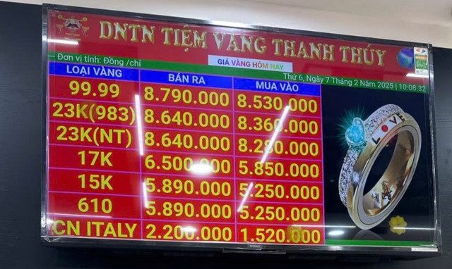 Gia vang tang cao, nguoi dan mua 2 thang van lo?