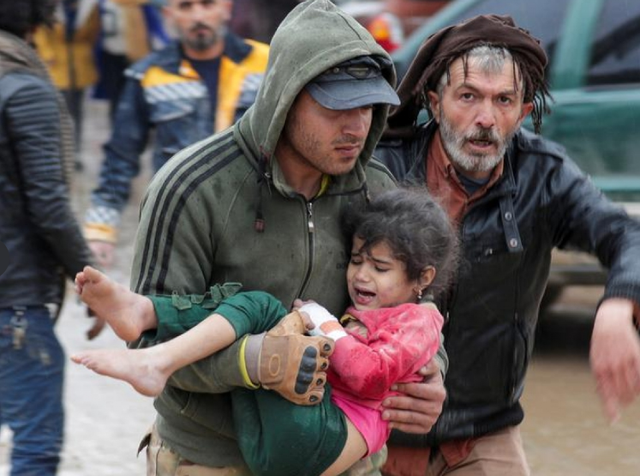 Những hình ảnh mới nhất vụ động đất ở Thổ Nhĩ Kỳ và Syria khiến gần 8.000 người thiệt mạng - Hình 2 Nhung hinh anh moi nhat vu dong dat o Tho Nhi Ky va Syria khien gan 8.000 nguoi thiet mang-Hinh-2