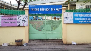 Trường Tiểu học Tân Quy: Lựa chọn nhà thầu suất ăn trong trường hợp đặc biệt