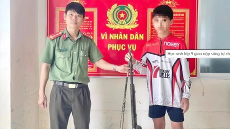 Học sinh lớp 9 giao nộp 2 khẩu súng cồn tự chế cho công an