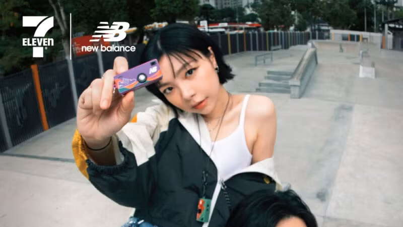 [GALLERY] 7-Eleven tung máy ảnh mini New Balance giá hơn 600.000 đồng