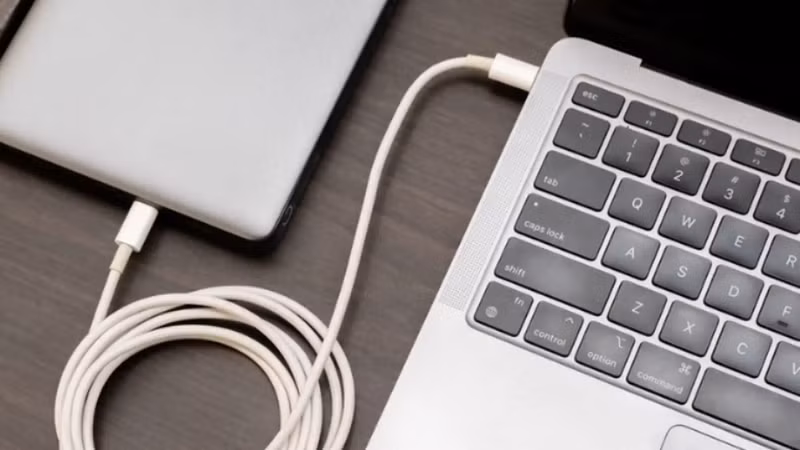 Dùng sạc công suất lớn có làm hỏng laptop không 