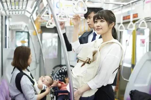 Đi Nhật mới hiểu văn hóa im lặng trên tàu