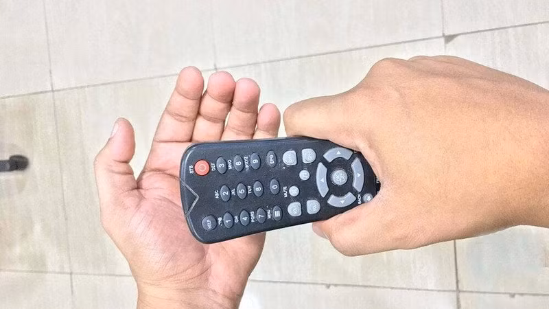Vì sao đập remote TV lại hoạt động?