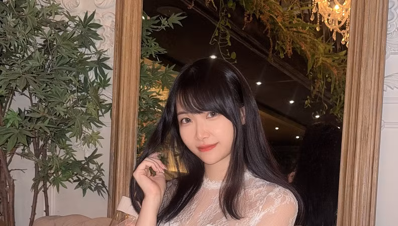 Nữ kỹ sư xinh đẹp gây sốt với hot girl AI