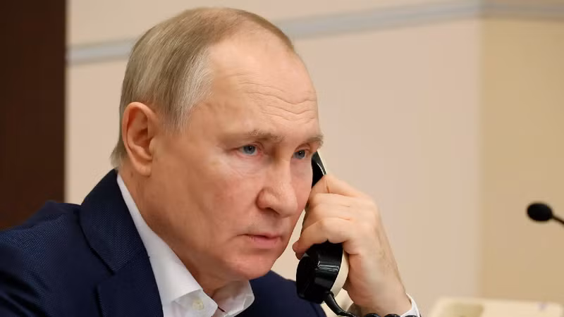 [GALLERY] Nói không với smartphone, Tổng thống Nga Putin liên lạc thế nào?