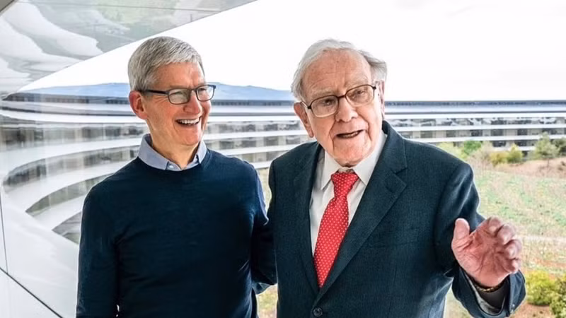 Buffett tri ân Tim Cook, Apple mang về 150 tỷ USD
