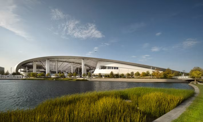 Tọa lạc tại thành phố Inglewood, bang California, sân vận động SoFi là tâm điểm của quần thể đô thị - giải trí Hollywood Park. Với vị trí đắc địa khi chỉ cách trung tâm Los Angeles và sân bay quốc tế LAX từ 10-15 phút di chuyển, công trình này đã nhanh chóng trở thành nơi tổ chức của các sự kiện thể thao và giải trí tầm cỡ quốc gia kể từ khi chính thức khánh thành vào năm 2020. (Ảnh: HKS)