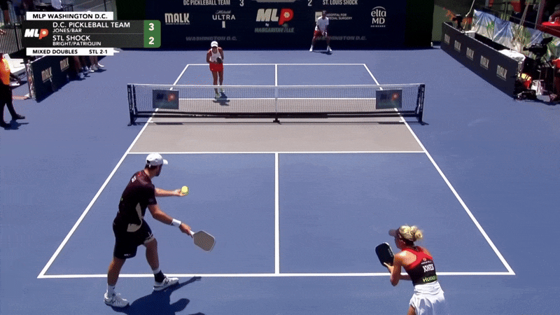 Trong cú giao bóng, khoảng cách giữa 2 người chơi đứng chéo sân thường là từ 12-14 mét. Một cú topspin sẽ đẩy bóng tới bạn trong vòng 0,41-0,48 giây. Để so sánh, nghiên cứu cho thấy phản xạ nhanh nhất của con người đối với các tác vụ đơn giản thường dao động trong khoảng 0,1 đến 0,2 giây. Con số này được tính cho người khỏe mạnh, đặc biệt là vận động viên hoặc người trẻ tuổi được huấn luyện tốt.