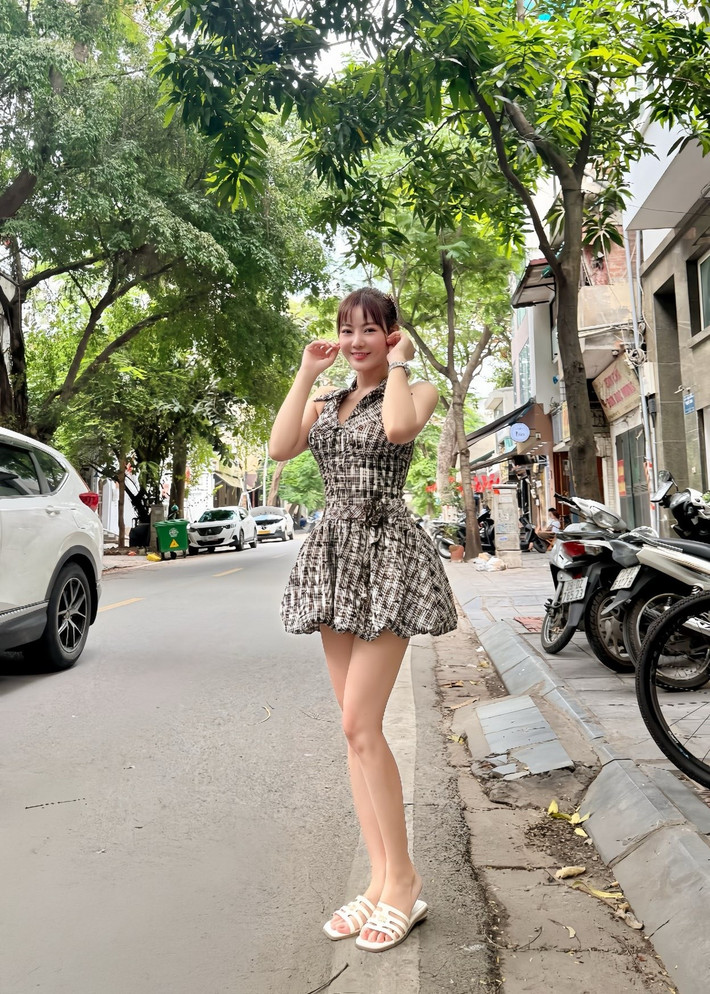 Gần đây, nữ diễn viên gây thương nhớ với phong cách trẻ trung như gái đôi mươi. Ảnh: FB Thanh Hương.