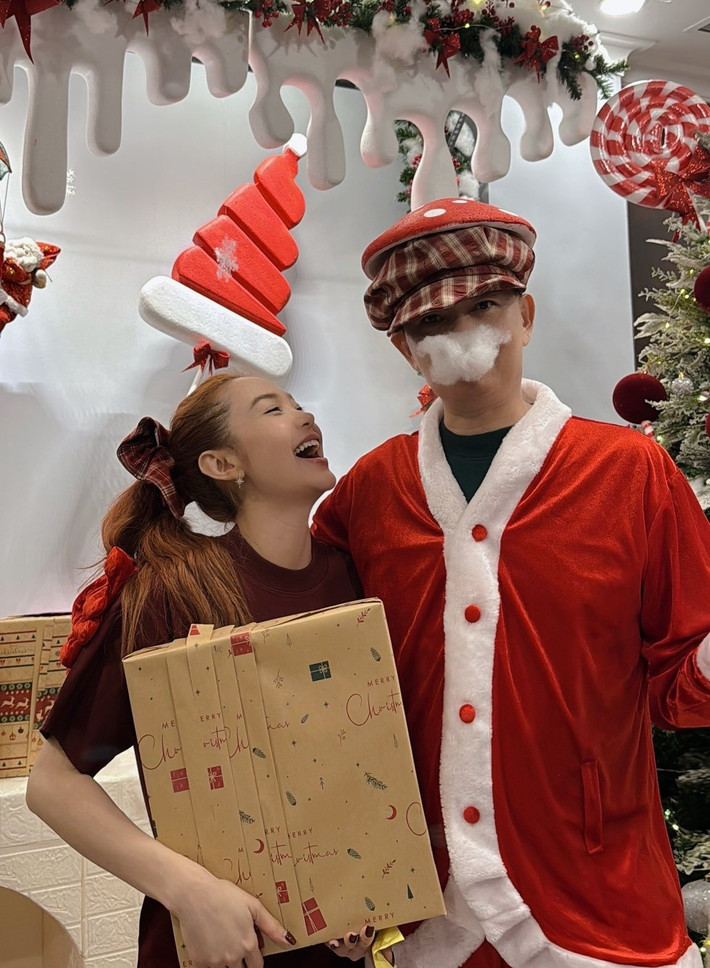 Sau khi vợ chồng Minh Hằng chào đón con trai đầu lòng, tổ ấm của nữ ca sĩ càng thêm trọn vẹn. Minh Hằng dành nhiều thời gian cho gia đình, cân bằng giữa vai trò làm mẹ và hoạt động nghệ thuật. Trên mạng xã hội, cô thỉnh thoảng chia sẻ những khoảnh khắc đời thường giản dị, hạnh phúc bên chồng con, cho thấy cuộc sống hôn nhân viên mãn.