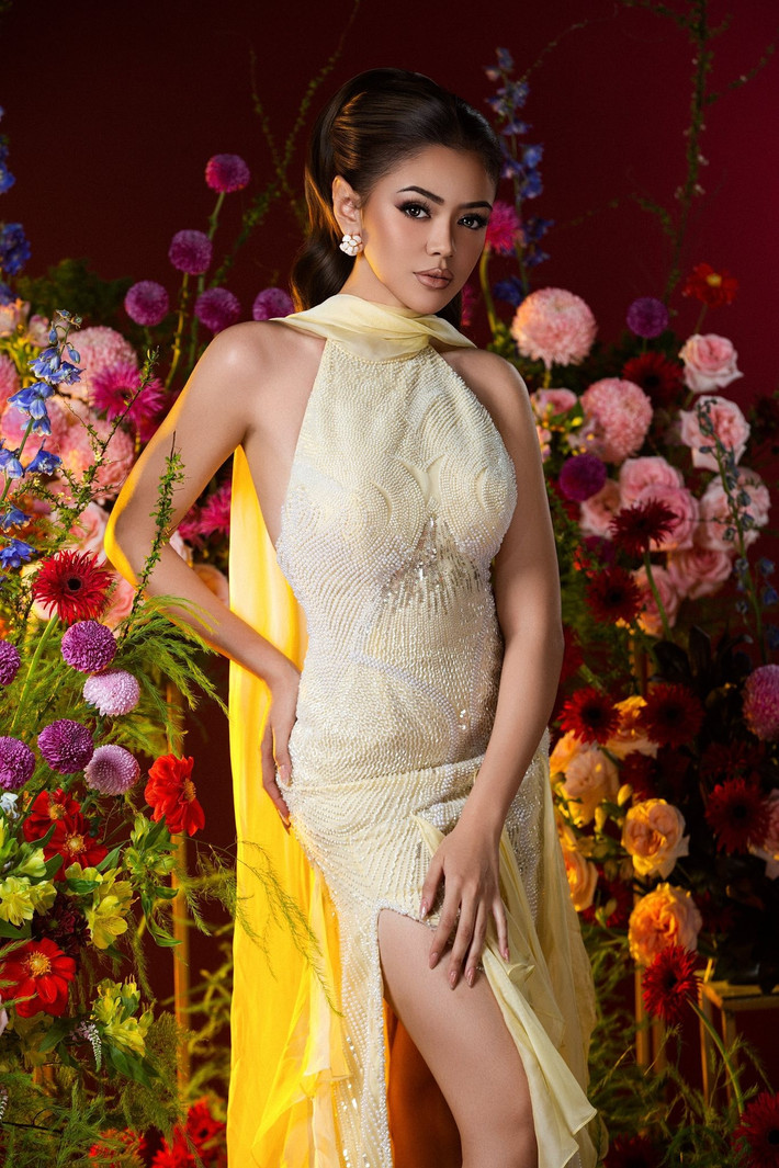 Rinanda Aprillya Maharani - đại diện Indonesia cũng là 1 trong 5 người đẹp tạm dẫn đầu giải bình chọn ở Miss Charm 2025. Cô năm nay 23 tuổi, cao 1m7, có số đo ba vòng 79-62-92cm.