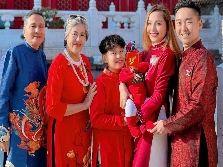 Cả gia đình Diễm Hương diện áo dài chụp ảnh mừng Tết Nguyên đán 2026 tại Canada.