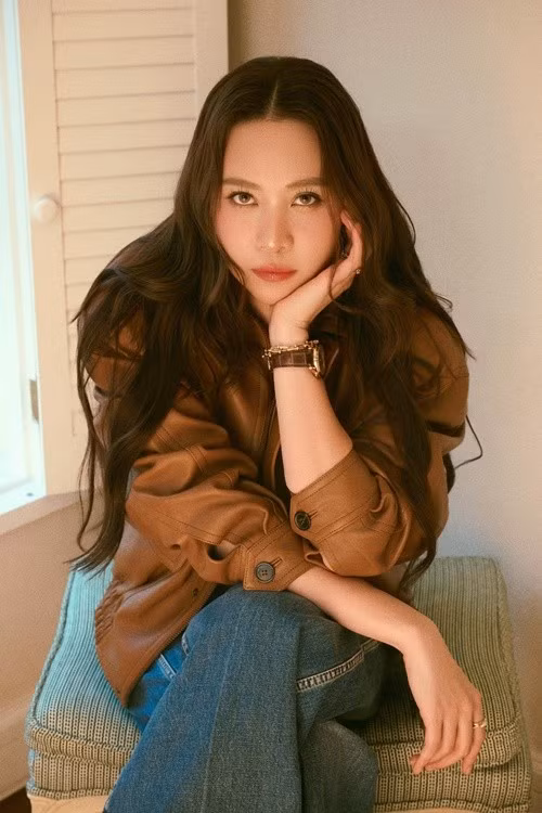 “Gần đây rất nhiều bạn nhắn tin cho Trang và hỏi đây có phải trang cá nhân chính chủ của Trang không. Trang này đang tuyển dụng kiếm tiền bằng cách xem video. Tôi mong các bạn hãy cảnh giác và thật sự tỉnh táo trước những thông tin giả mạo như thế này. Tôi chỉ sử dụng duy nhất trang cá nhân này”, Đàm Thu Trang cho hay. Ảnh: FB Đàm Thu Trang.