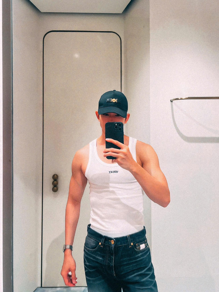 Phía Võ Cảnh chưa có động thái mới về lời xác nhận chia tay của Thúy Ngân. Mới đây, anh đăng tải hình ảnh bản thân và viết: “Người ngắm nhìn mình nhiều nhất mỗi ngày là chính mình. Hãy chăm tập luyện thể dục thể thao mỗi ngày nhé mọi người. Bắt đầu từ việc dễ nhất, đi bộ 30 phút mỗi ngày chẳng hạn. Cứ khoẻ đẹp cái đã, rồi chuyện gì cũng qua”. Ảnh: FB Võ Cảnh.