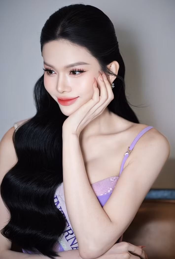 Hà Tâm Như còn dành lời cảm ơn đặc biệt đến Hoa hậu Lê Hoàng Phương. Đây là người thầy đã dẫn dắt cô từ những ngày đầu tiên. Ảnh: FB Hà Tâm Như.