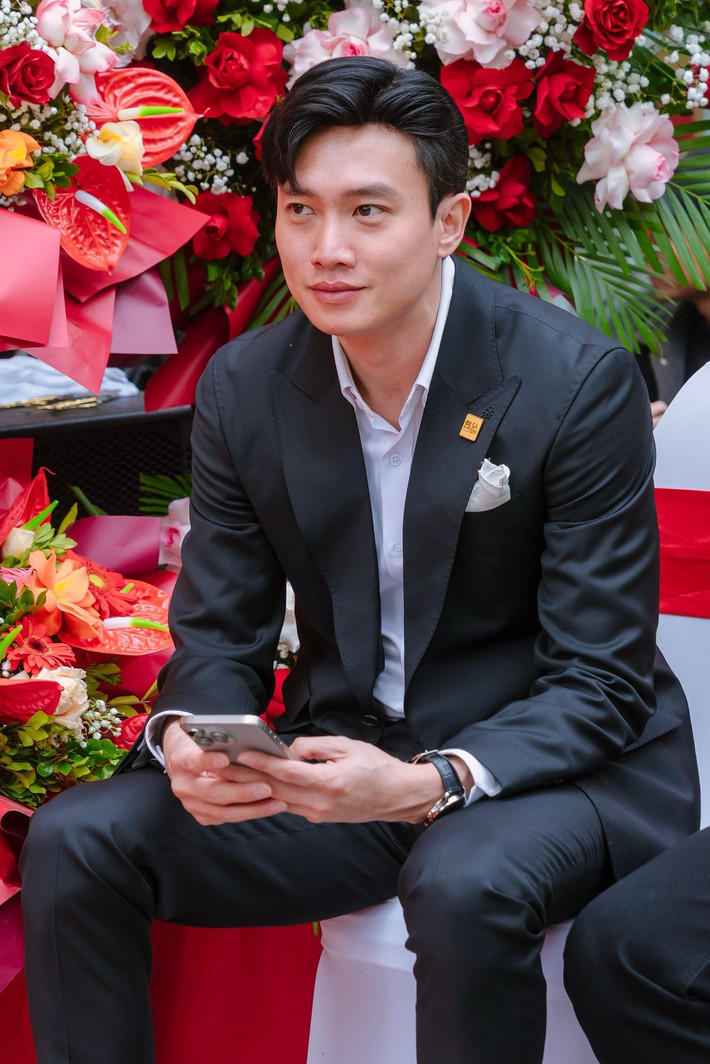 “Mọi giá trị của tôi nằm ở chỗ vô hình là giá trị thương hiệu chứ không hữu hình như chuyện trăm tỷ hay nghìn tỷ. Chỉ giới tài chính mới có thể biết thương hiệu của tôi trị giá bao nhiêu tiền”, Quốc Trường trải lòng. Ảnh: FB Quốc Trường.