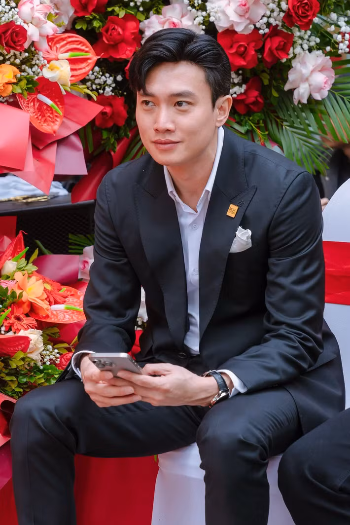 “Mọi giá trị của tôi nằm ở chỗ vô hình là giá trị thương hiệu chứ không hữu hình như chuyện trăm tỷ hay nghìn tỷ. Chỉ giới tài chính mới có thể biết thương hiệu của tôi trị giá bao nhiêu tiền”, Quốc Trường trải lòng. Ảnh: FB Quốc Trường.