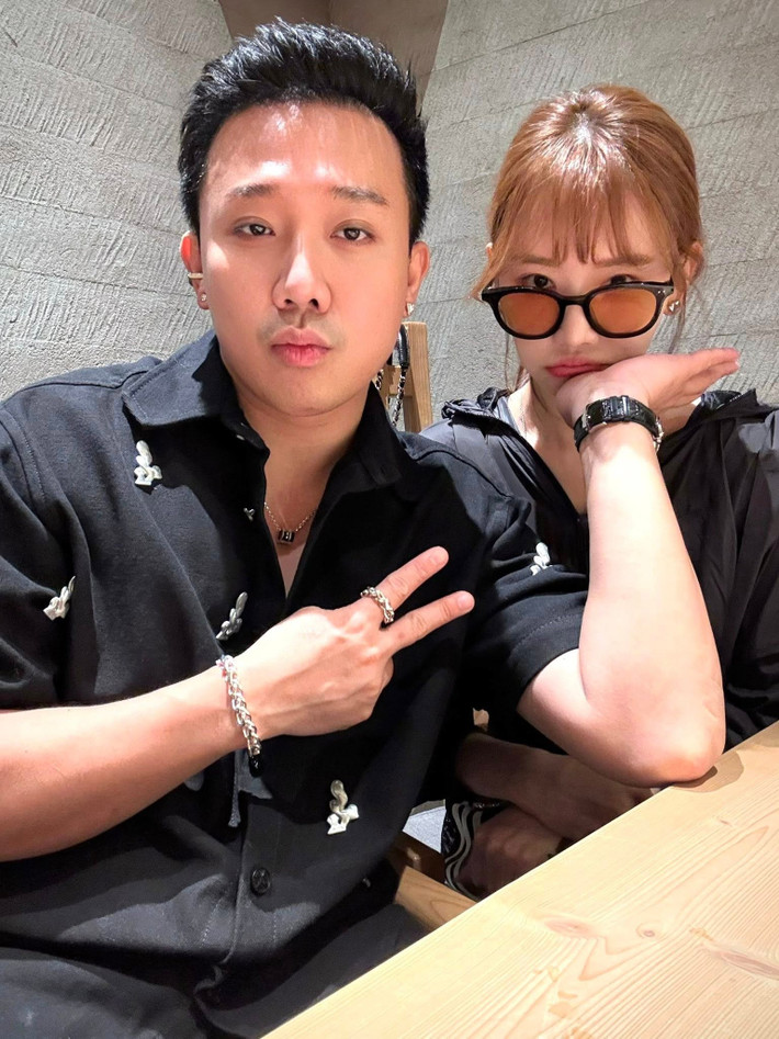 Trấn Thành nói với Hari Won: “Chắc định mệnh rồi! Vì anh gặp em ở chương trình Ơn giời nên giờ mỗi khi nhìn lại các cột mốc anh cũng chỉ biết thốt lên ơn giời”. Ảnh: FB Trấn Thành.