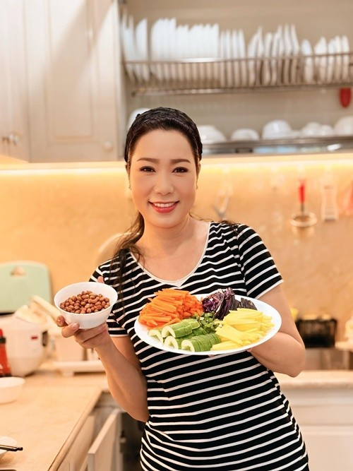 NSND Trịnh Kim Chi đang sống trong biệt thự, đi xe hơi. Nữ diễn viên cho biết cô là người có năng khiếu về ẩm thực nên thường xuyên vào bếp. Ảnh: FB Trịnh Kim Chi.