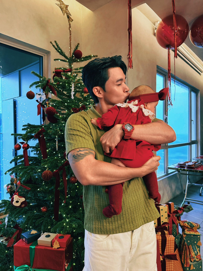 Jun Phạm từng dự tiệc đầy tháng của bé Gạo. Ảnh: FB Jun Phạm.