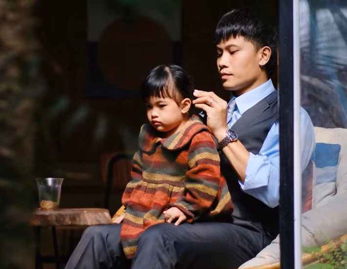 Hơn 6 tháng xa nhà đóng phim Mưa đỏ, Phương Nam luôn nhớ vợ con. “Khi tôi quay phim là lúc bé bị té gãy xương đòn, do đó tâm lý tôi cũng bị ảnh hưởng phần nào”, anh chia sẻ trên Thế Giới Điện Ảnh. Ảnh: FB Phương Nam.