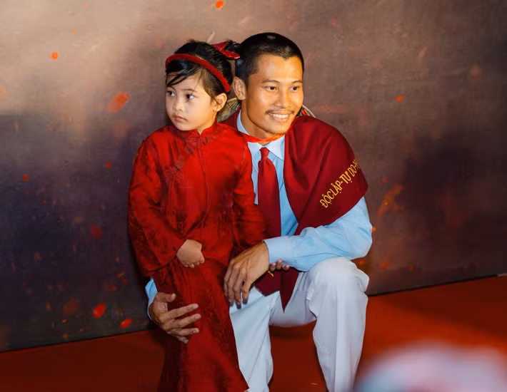 Gần đây, trong một số buổi quảng bá phim Mưa đỏ, diễn viên Phương Nam đưa con gái Nguyên Ốc đi cùng. Ảnh: FB Gia đình Nguyên Ốc.