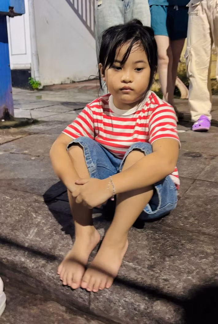 Diễn viên Phương Nam đăng tải hình ảnh con gái xem diễu binh, diễu hành vừa qua. Ảnh: FB Phương Nam.