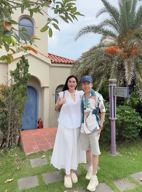 Nam nghệ sĩ cải lương hết mực chiều chuộng vợ và em bé trong bụng Phương Lê. Ảnh: FB Vũ Luân.