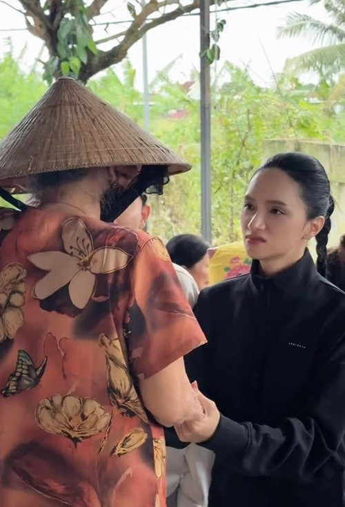 Hương Giang cũng đi cứu trợ ở vùng lũ. Trước đó, nàng hậu ủng hộ 100 triệu đồng để khắc phục hậu quả mưa lũ. Trước Ảnh: Instagram Hương Giang.