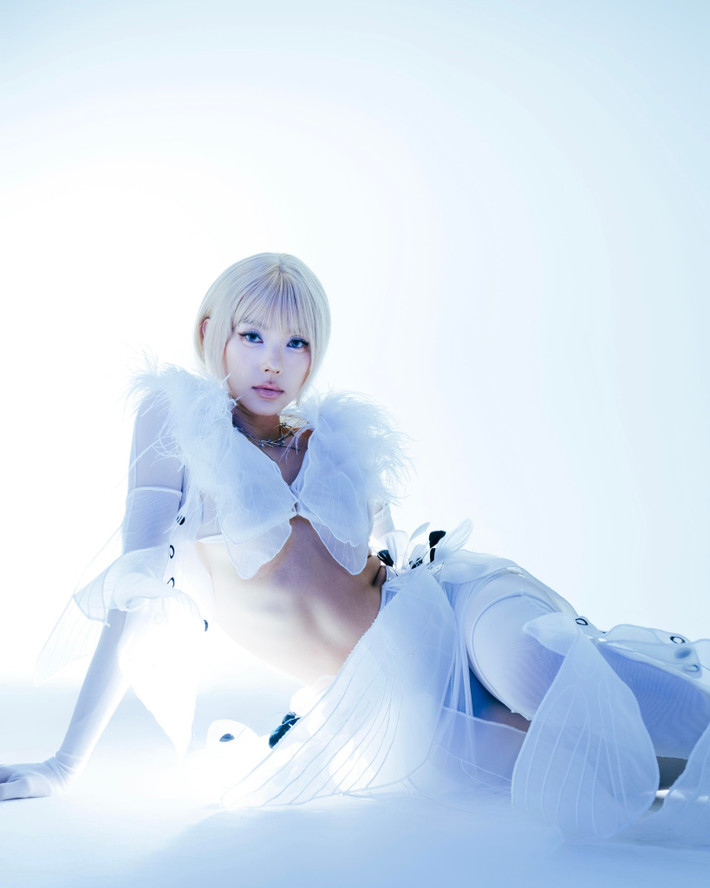 Minh Hằng không được đào tạo diễn xuất bài bản. Tuy nhiên, diễn xuất của cô được đánh giá cao. Minh Hằng đóng nhiều phim như Gió thiên đường, Gọi giấc mơ về, Giải cứu thần chết, Ngôi nhà hạnh phúc, Những nụ hôn rực rỡ, Bẫy ngọt ngào, Chị chị em em 2. Ảnh: Instagram Minh Hằng.