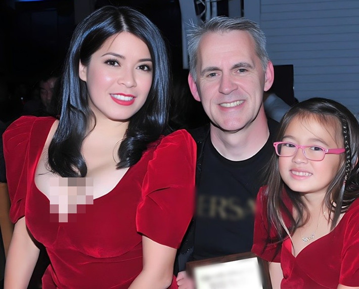 Sau vài tháng tìm hiểu, doanh nhân người Mỹ học tiếng Việt, hát tiếng Việt để ghi điểm với bạn gái. Một năm sau ngày chính thức hẹn hò, cả hai kết hôn. Ảnh: FB Bích Tuyền.