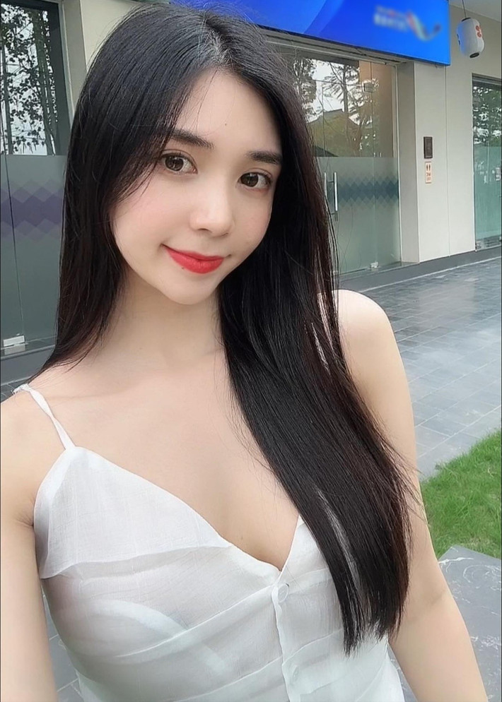 Bạn gái cũ của Quang Lê ngày càng trẻ trung, gợi cảm. Ảnh: FB Thanh Bi.