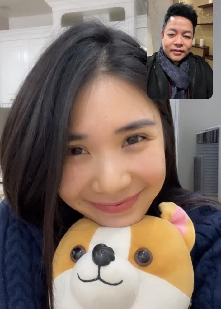 Năm 2024, Quang Lê đăng tải hình ảnh trò chuyện cùng Thanh Bi đồng thời khen ngợi bạn gái cũ xinh đẹp. "Ngày xưa trẻ con, bây giờ em trưởng thành hơn xưa", Quang Lê nói thêm. Ảnh: FB Quang Lê.