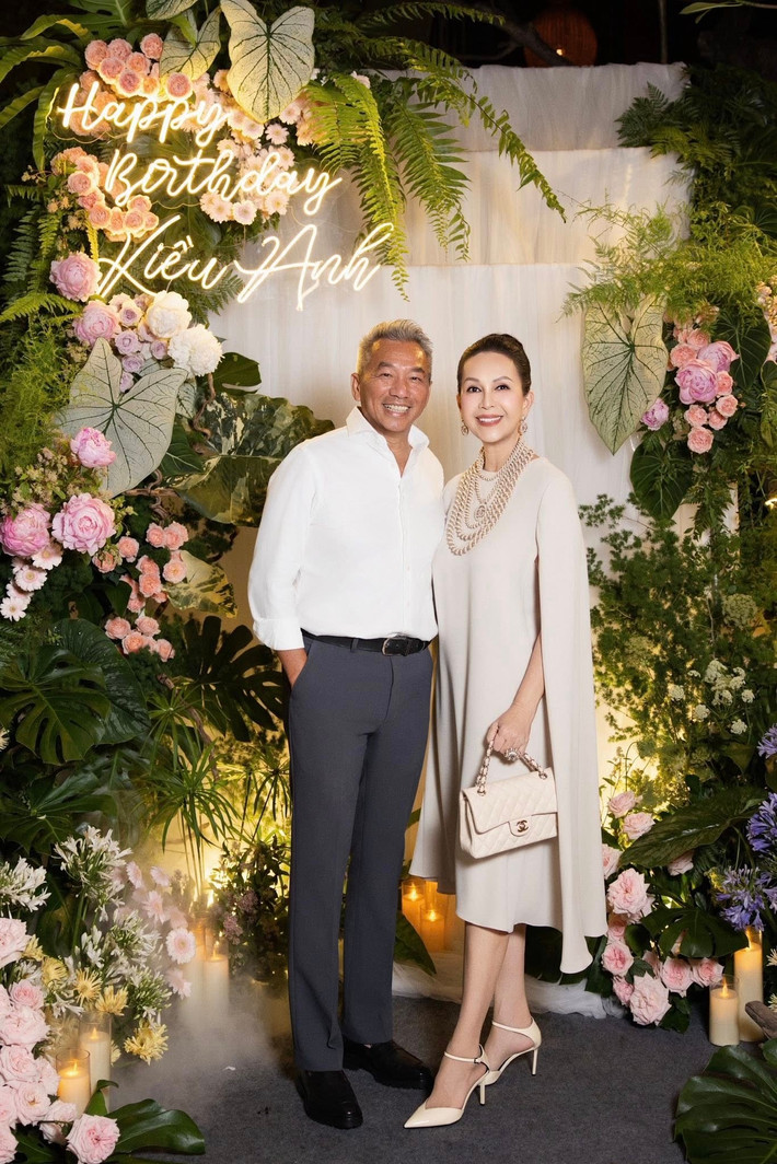 Theo Harper’s Bazaar Việt Nam, doanh nhân Hà Tôn Đức cho biết, anh luôn cảm thấy hạnh phúc vì được vợ chăm chút từ những điều rất nhỏ trong mỗi lần xuất hiện. Ảnh: FB Diễm My.