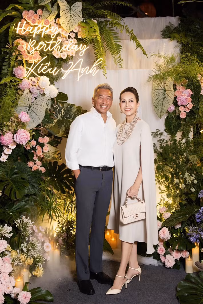 Theo Harper’s Bazaar Việt Nam, doanh nhân Hà Tôn Đức cho biết, anh luôn cảm thấy hạnh phúc vì được vợ chăm chút từ những điều rất nhỏ trong mỗi lần xuất hiện. Ảnh: FB Diễm My.