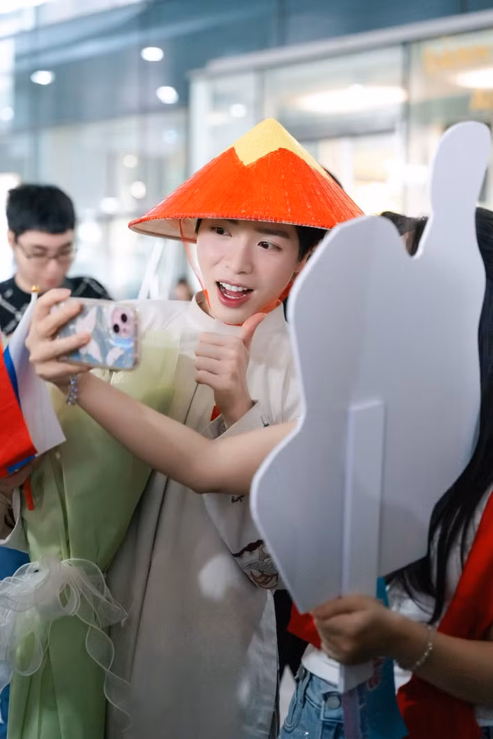 "Để làm nên một Phù Đổng Thiên Vương trọn vẹn cảm xúc, nếu không có ê-kíp Việt Nam của mình thì chắc chắn Phúc sẽ không thể có chiến thắng ngày hôm nay! Và Phúc biết mình không hề đơn độc. Từ tận đáy lòng Phúc muốn gửi lời cảm ơn và biết ơn đến ê-kíp Việt Nam của mình", anh trải lòng.