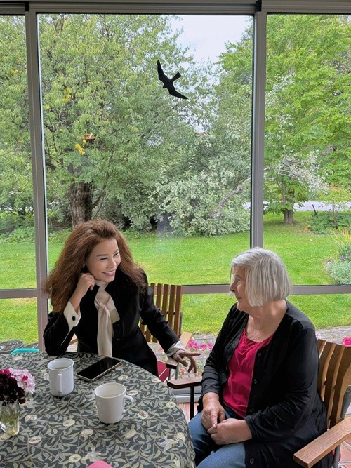 Chia sẻ hình ảnh bên thông gia, bà Ngọc Hương viết: "Lũ trẻ tung tăng cả ngày ngoài vườn hái quả khám phá. Người lớn hàn huyên trong thời tiết đẹp như mơ". Ảnh: FB Ngọc Hương.