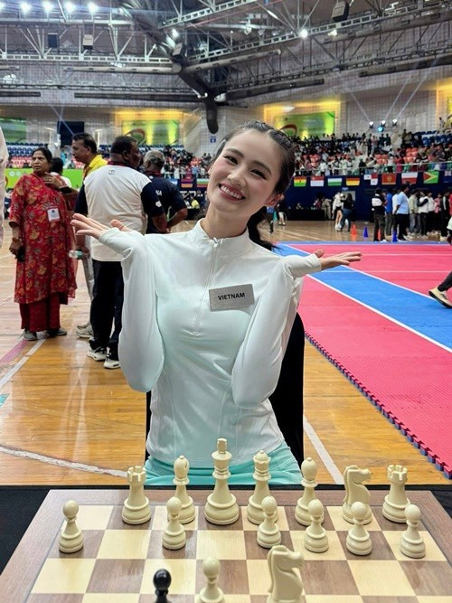 Các cô gái được chia làm 4 đội, tham gia các phần thi chạy, bơi lội, bóng chuyền, đánh cờ….Ảnh: FB Ý Nhi.