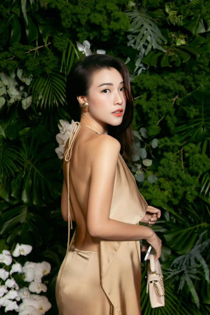 Hoàng Oanh từng đoạt giải Á hậu 1 cuộc thi Hoa hậu Phụ nữ Việt Nam qua ảnh năm 2012. Hiện tại, cô sở hữu vẻ đẹp mặn mà, quyến rũ.