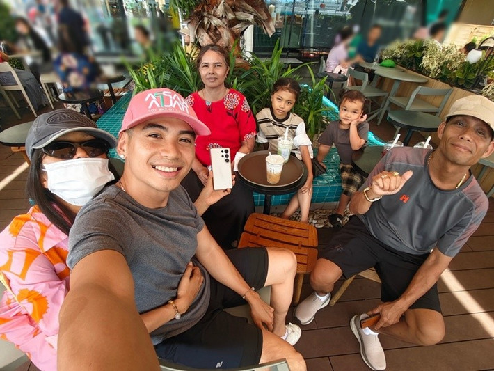 Sau đám cưới, H’hen Niê vướng nghi vấn mang bầu bởi cô thường diện đồ rộng thùng thình, chụp ảnh giấu vòng hai. Ảnh: FB Tuấn Khôi.