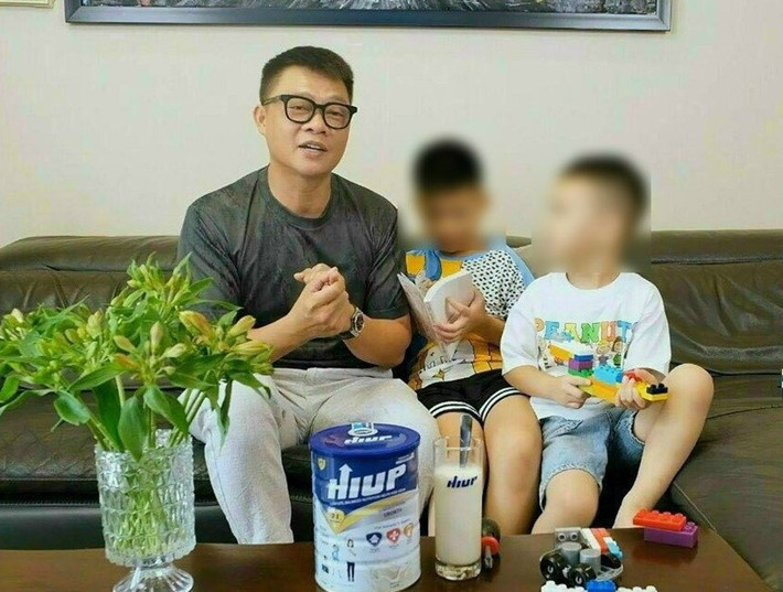 Tháng 4/2025, Vân Hugo và BTV Quang Minh bị phạt vì ồn ào quảng cáo sữa. Cụ thể, theo Người Lao Động, với hai hành vi quảng cáo sản phẩm dinh dưỡng Hiup 27 không phù hợp với một trong các tài liệu theo quy định tại Giấy tiếp nhận đăng ký bản công bố sản phẩm và quảng cáo sản phẩm dinh dưỡng Hiup 27 sử dụng tên của bác sĩ, biên tập viên Quang Minh bị phạt 37,5 triệu đồng. Ảnh: Tiền Phong.