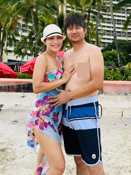 Gia đình ca sĩ Hồng Ngọc đi tắm biển ở Honolulu (Hawaii, Mỹ) nhân dịp hè. Ảnh: FB Hồng Ngọc.