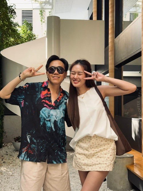 Trong dịp sinh nhật vợ, Anh Đức thừa nhận vì bận công việc nên đến tối mới kịp đưa cô đi ăn. Anh bày tỏ: “Có những dịp đã lên kế hoạch từ trước rồi mà tới sát ngày đùng cái có việc, nên chỉ có tình yêu mới thông cảm cho nhau thôi”.